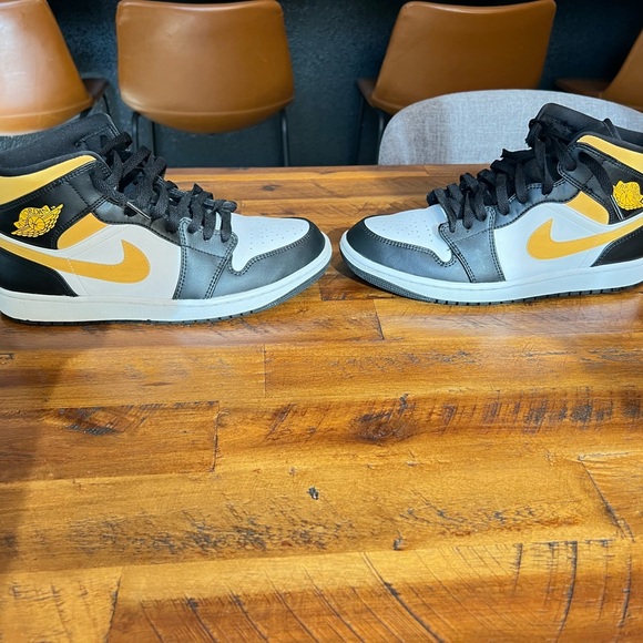 Nike Air Jordan Mid 554724-177 pollen, bulk, white. Like new!! - Picture 4 of 13